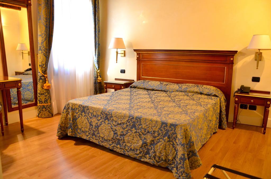 Chambre Lit Queen-Size - Vue sur Canal